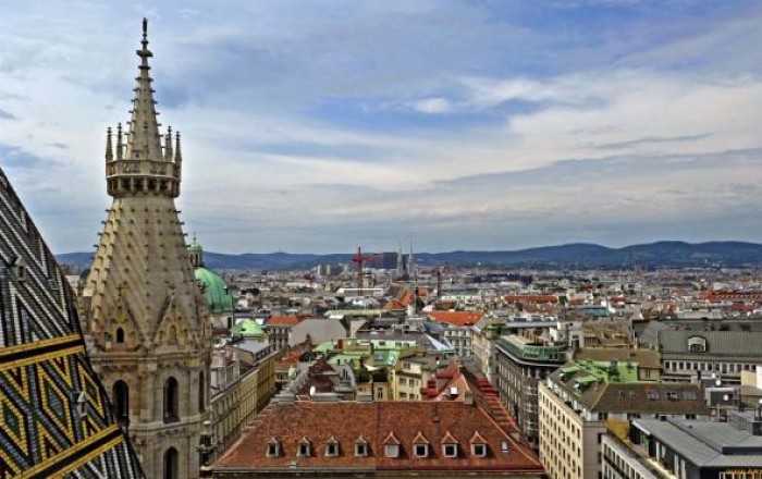 Egyptian queen’s diamond necklace stolen from Vienna