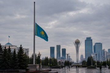 Qazaxıstanda bayraqlar endirildi –