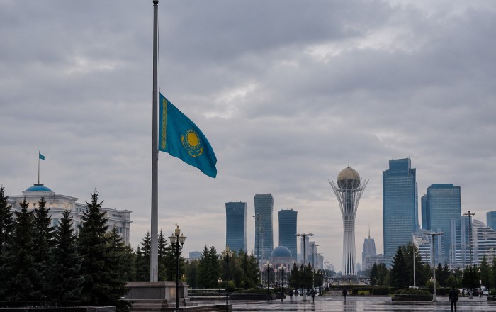 Qazaxıstanda bayraqlar endirildi –