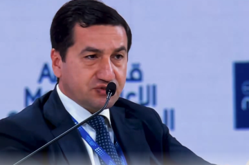 Hikmət Hacıyev Ərəb Media Forumunda Qarabağda və digər bölgələrdə Qafqaz Albaniyasının zəngin xristian irsi barədə danışıb
