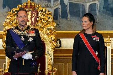 Norveçin yeni Kralı and içdi