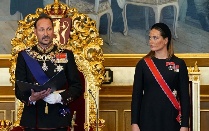 Norveçin yeni Kralı and içdi