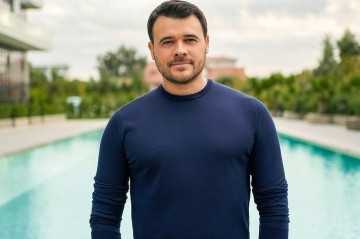Emin qızını məktəbə yola saldı -