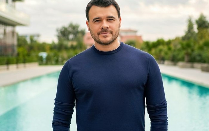 Emin qızını məktəbə yola saldı -