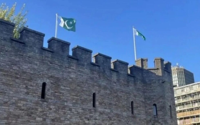 Kardiff qalasında Pakistan bayrağı qalmaqala səbəb oldu - Britaniyada siyasi qarşıdurma