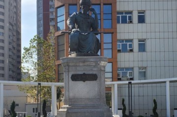 Xətainin abidəsindəki yazı etiraz yaratdı: Onu kim edib? - FOTO