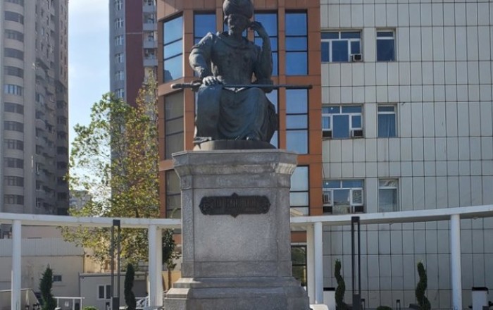 Xətainin abidəsindəki yazı etiraz yaratdı: Onu kim edib? - FOTO