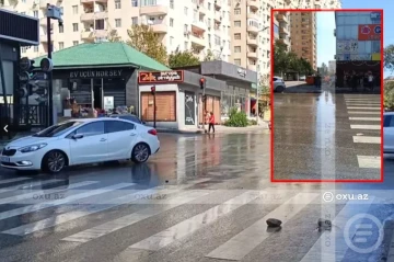 В Баку прорвало канализационную трубу: дороги оказались непроходимыми- ВИДЕО