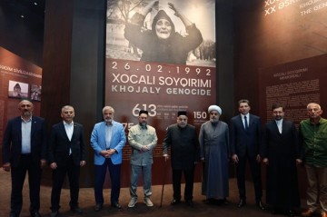 Konfrans iştirakçıları Xocalı Soyqırımı Memorialında