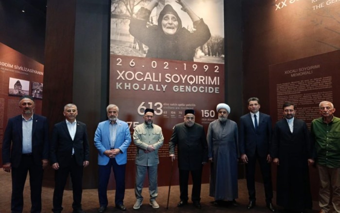 Konfrans iştirakçıları Xocalı Soyqırımı Memorialında