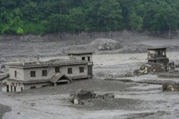 Nepalda 10 gün sonra dağıntılar altından daha iki nəfər sağ tapıldı -