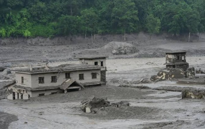 Nepalda 10 gün sonra dağıntılar altından daha iki nəfər sağ tapıldı -