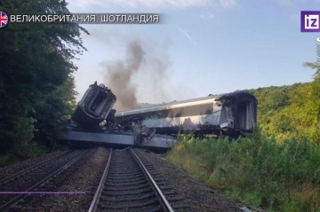 Train crashes into truck at railway crossing in Poland - Video