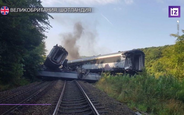 Train crashes into truck at railway crossing in Poland - Video