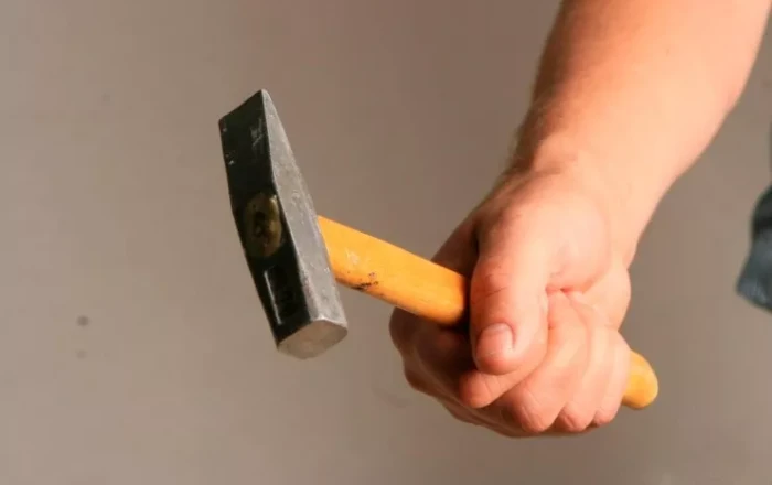 Bakıda oğlan ögey atasını öskürdüyü üçün çəkiclə döydü