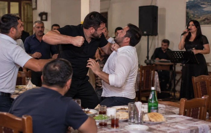 Bərdədə restoranda dava: Administrator müğənninin sevgilisini döydü -