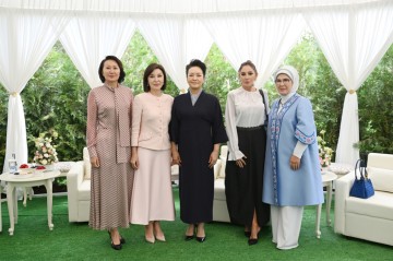 Birinci xanımlar Bişkekdə görüşdü -