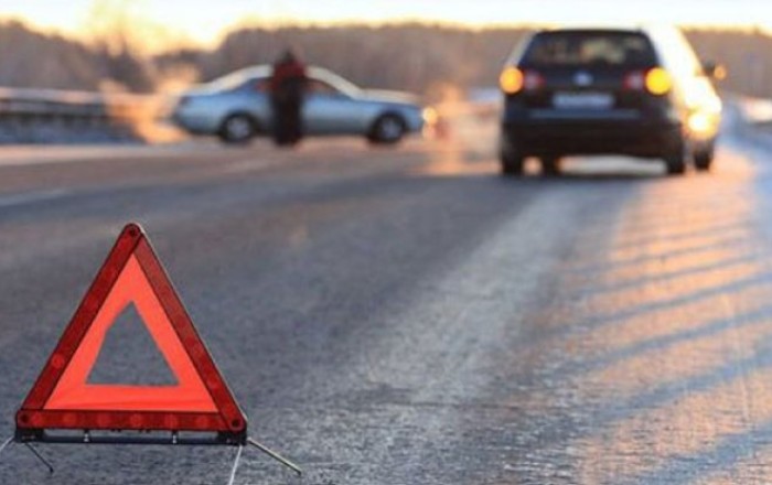 Masazırda yük və minik maşınları toqquşub, ölən və xəsarət alanlar var