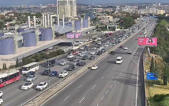 Paytaxtın bu küçələrində sıxlıq müşahidə olunur