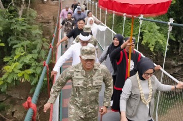 724 minlik körpü açılışda çökdü - Video
