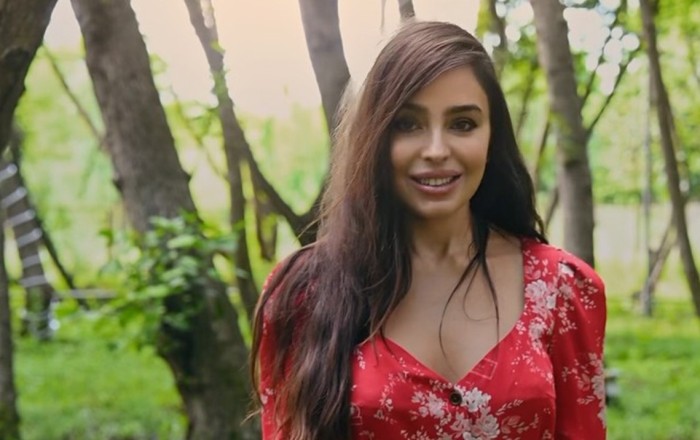 Leyla Əliyeva Nüsrət Kəsəmənlinin məşhur şeirini oxudu –