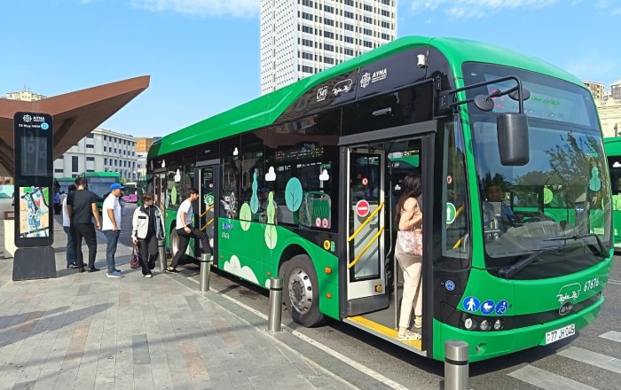 33 nömrəli avtobusda sərnişinlərlə sürücü arasında dava - VİDEO