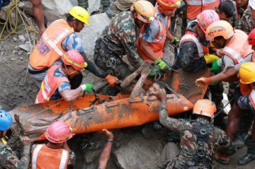 Nepalda iki işçi xilas edildi - 9 gün tuneldə qalıbmışlar - Video