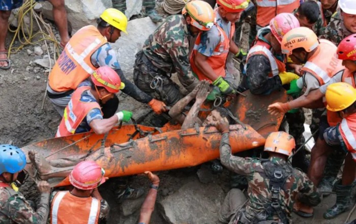 Nepalda iki işçi xilas edildi - 9 gün tuneldə qalıbmışlar - Video