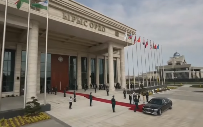 Japarov sammit iştirakçılarını qarşılayır - Canlı