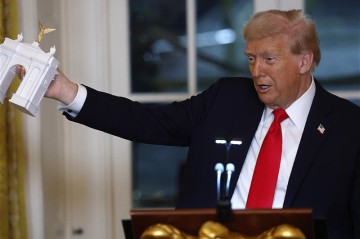 Трамп поручил переоборудовать триумфальную арку в военный комплекс