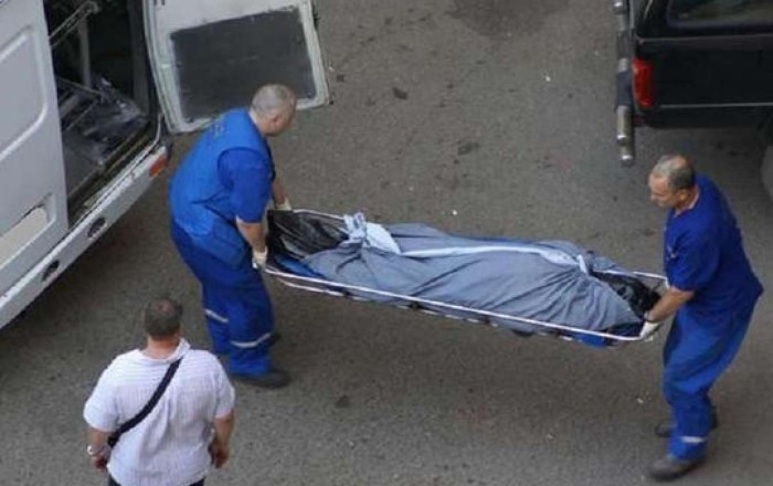 24 yaşlı qadın pilləkəndən yıxıldı, əlindəki bıçaq qarnına batdı