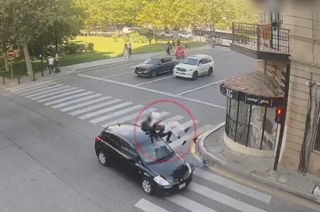 Avtomobil “qırmızı”dan keçən skuteri vurdu -