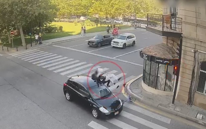 Avtomobil “qırmızı”dan keçən skuteri vurdu -