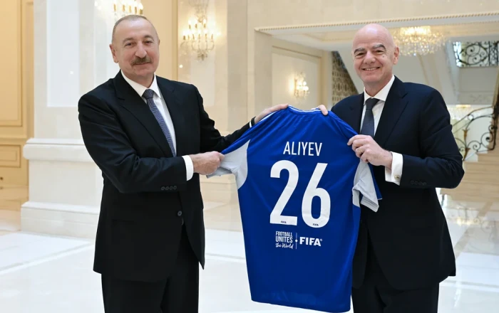 Canni İnfantino İlham Əliyevə idman köynəyi hədiyyə etdi