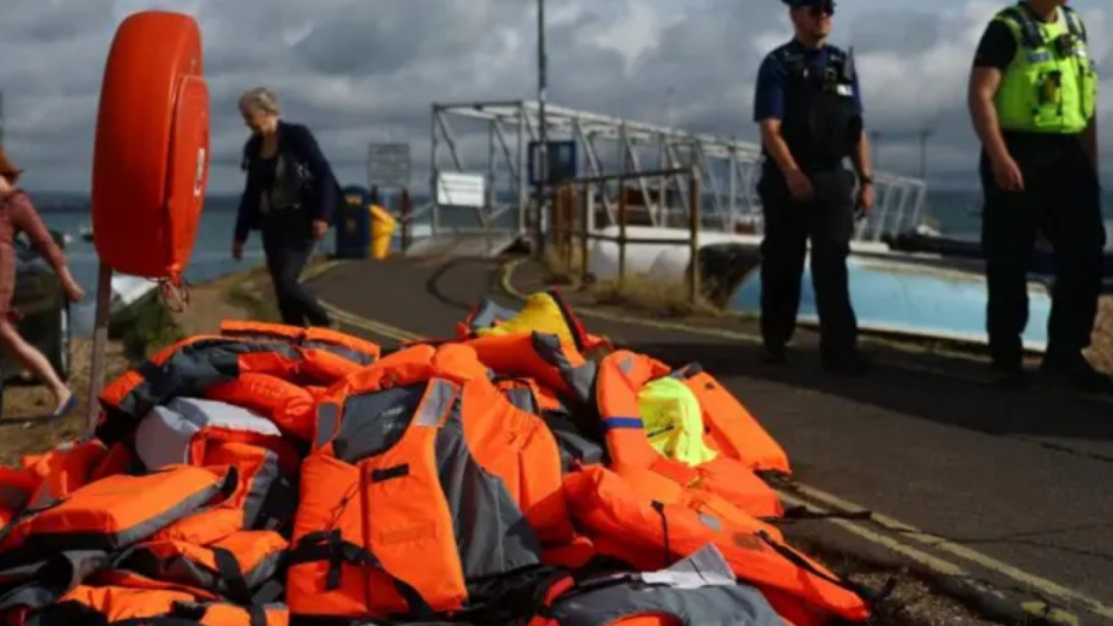 Officers injured, vehicles damaged in UK anti-migrant protest