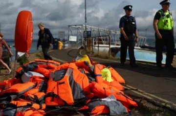 Officers injured, vehicles damaged in UK anti-migrant protest