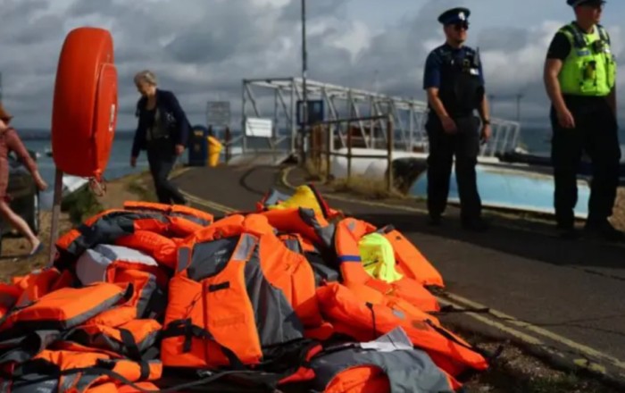 Officers injured, vehicles damaged in UK anti-migrant protest