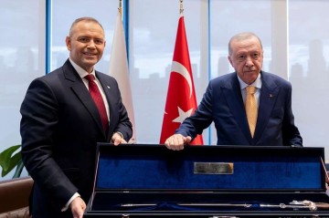 Ərdoğanın silah hədiyyəsinə qılıncla cavab verdi