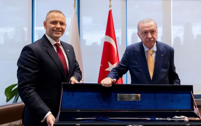 Ərdoğanın silah hədiyyəsinə qılıncla cavab verdi