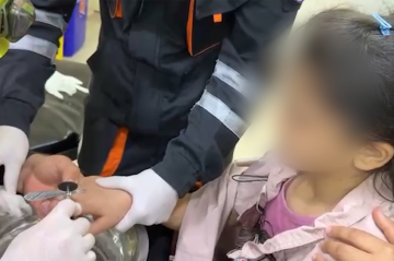 Barmağında üzük sıxılı qaldı - Belə xilas olundu+Video