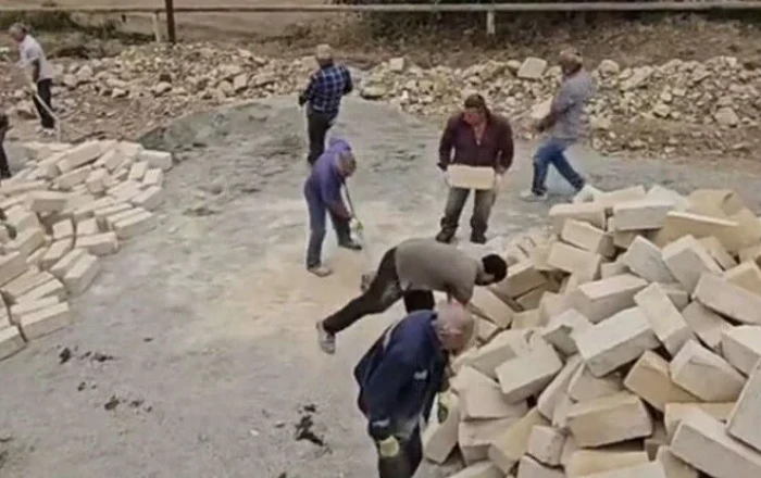 Şamaxıda sakinlər yolu öz hesablarına təmir edirlər - VİDEO