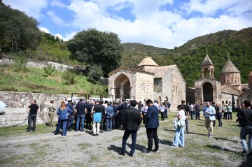 Diplomatlar Xudavəng monastır kompleksinə gediblər