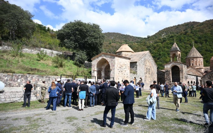 Diplomatlar Xudavəng monastır kompleksinə gediblər