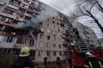 Russia strikes Sumy apartment building, killing 2