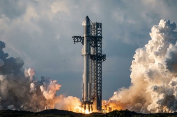 Maskın raketi suya düşərək partladı - Video