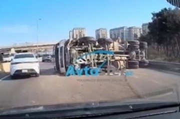 Bakı-Sumqayıt yolunda betonqarışdıran maşın aşdı - Video