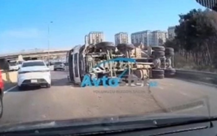 Bakı-Sumqayıt yolunda betonqarışdıran maşın aşdı - Video