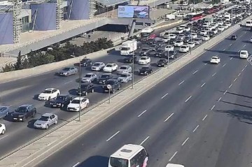 Paytaxt yollarında tıxac yarandı - SİYAHI
