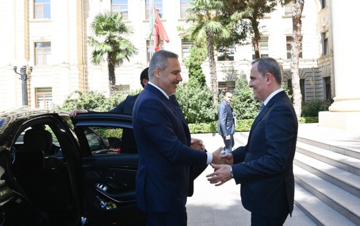 Ceyhun Bayramov Hakan Fidanı qarşıladı –