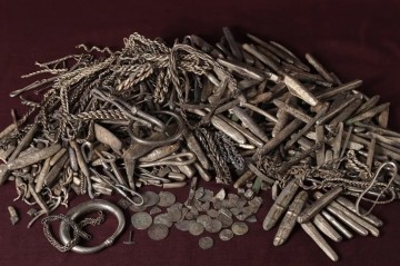 Həyətində terras tikirdi - 1100 illik vikinq xəzinəsi tapdı